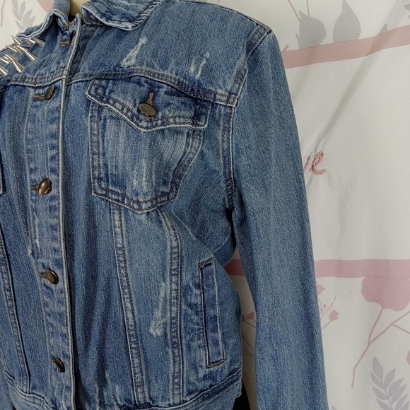 Forever21 premium denim Spike shoulder back distressed Jean jacket size Small - Picture 2 of 10